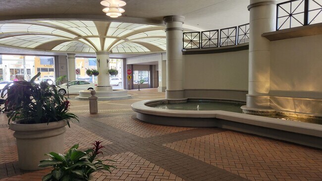 Building Photo - Short term ONLY luxury 2/2 condo in the heart of downtown Sarasota