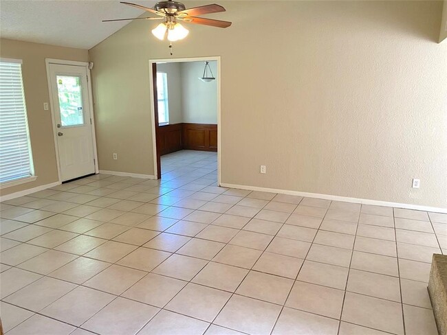 Building Photo - 323 Maybrook Dr