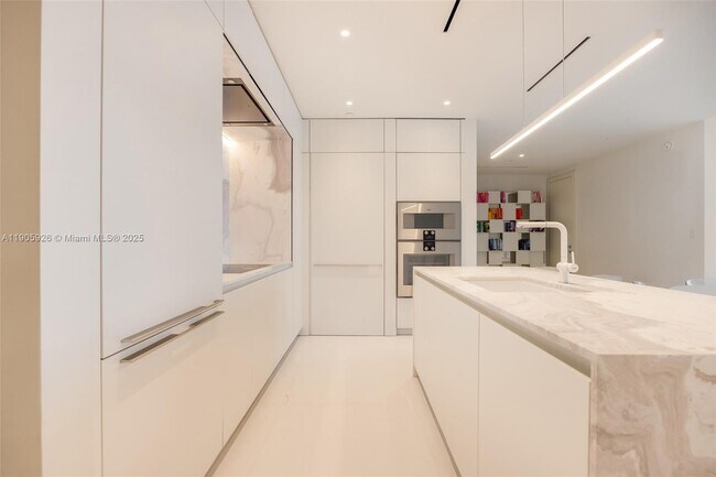 Building Photo - 300 Biscayne Blvd Way