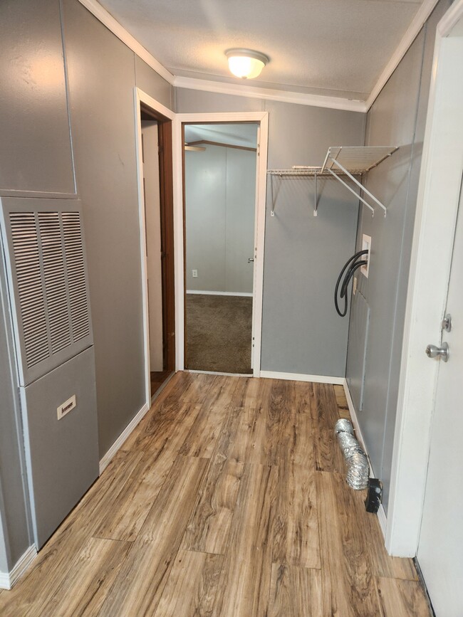 Building Photo - 7310 Pineview Dr