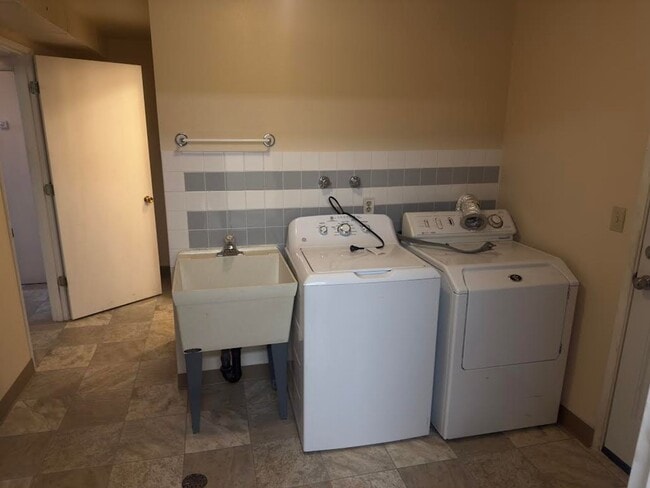 Building Photo - Large Lot With Tons of Privacy