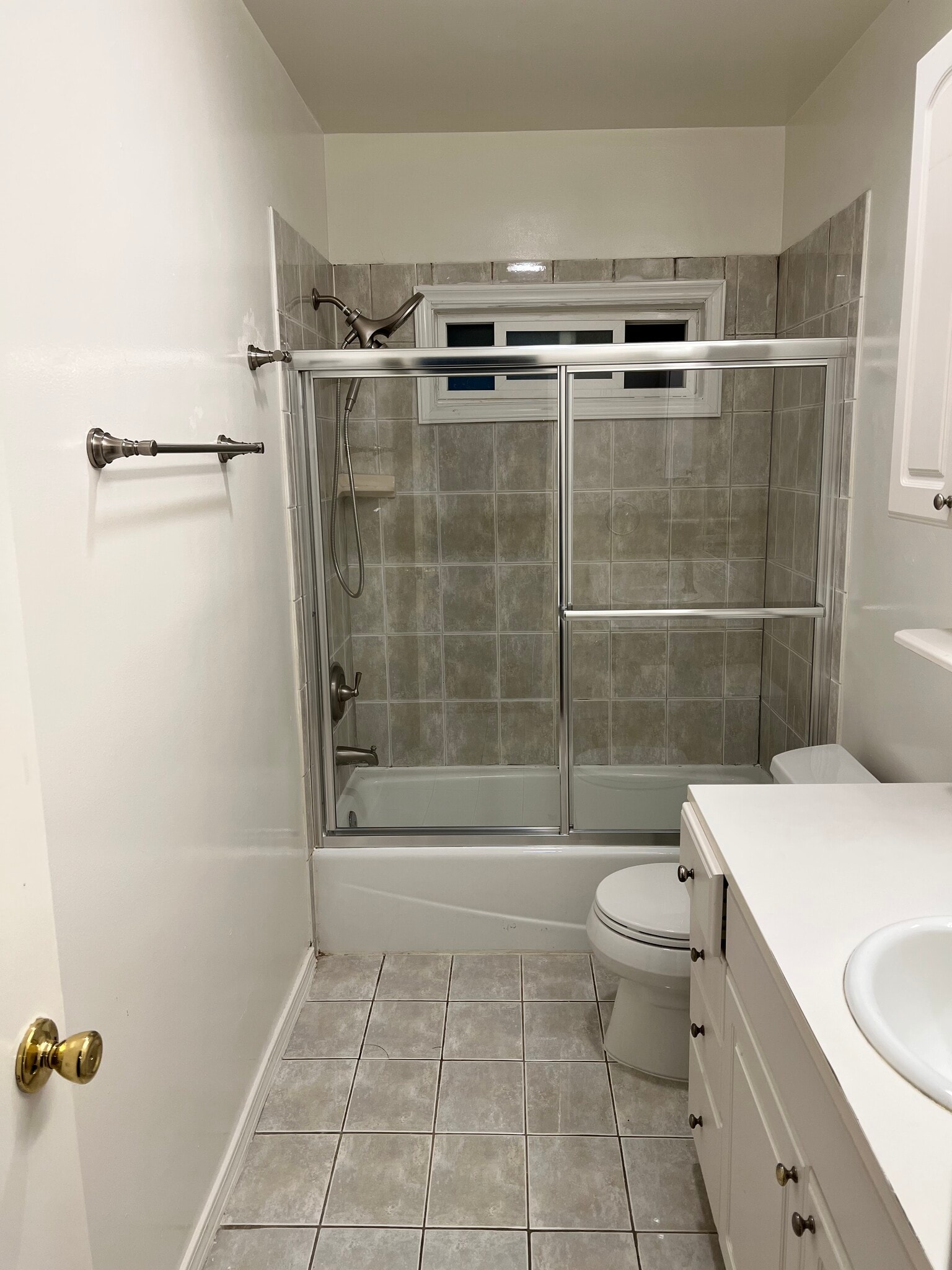 Main bathroom Shower glass, toilet, shower spray brand Newul - 1437 Plumas St