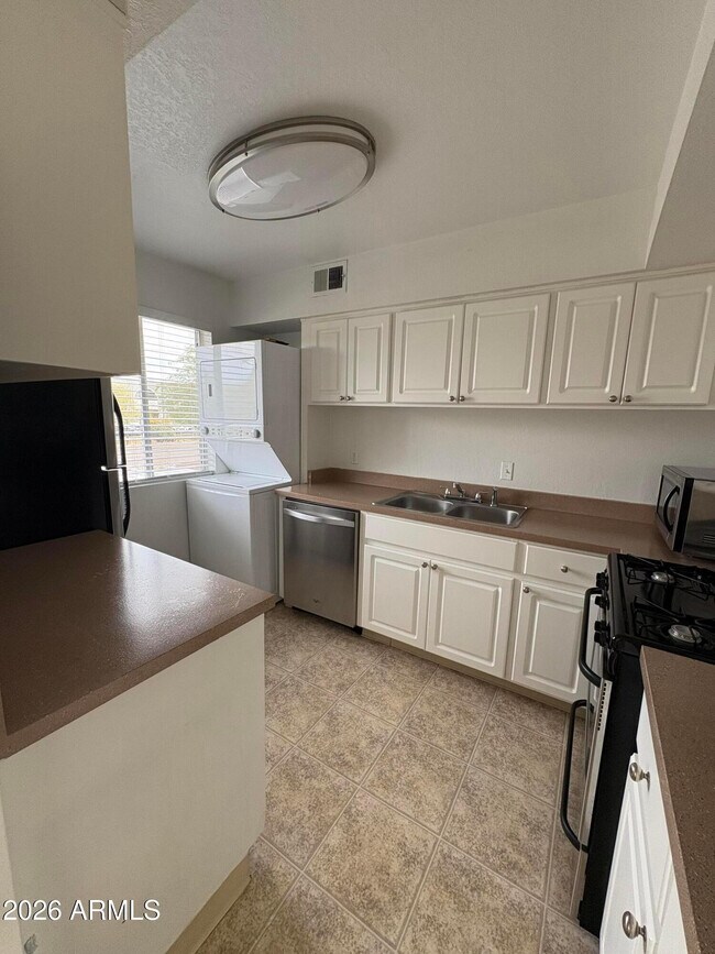 Building Photo - 7141 N 16th St