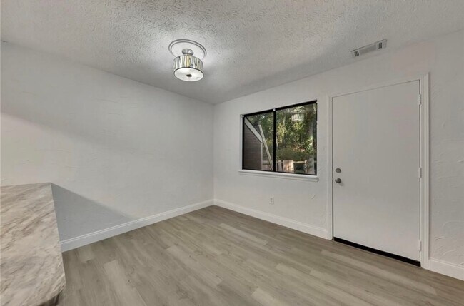 Building Photo - Renovated townhome in Great Alpharetta location