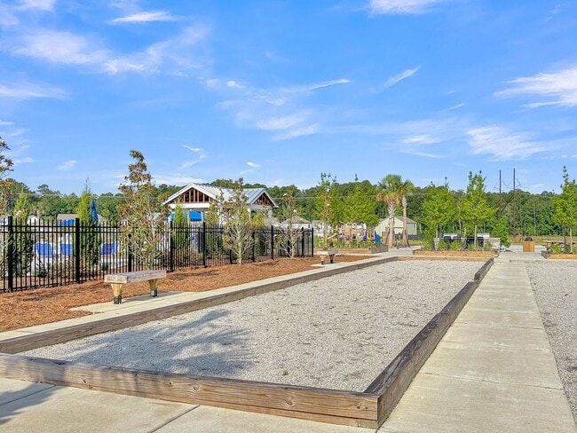 Building Photo - 3 Bedroom 2.5 Bath Located in Pine Hills i...