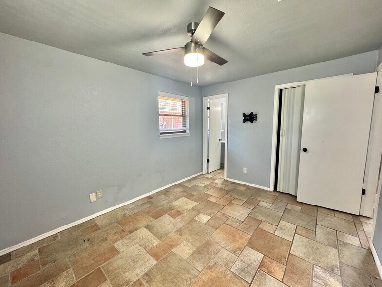 Building Photo - 4200 SE 54th St