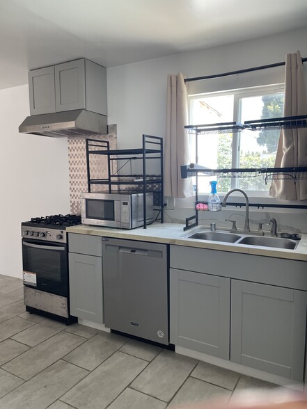 Kitchen - 300 S La Peer Dr