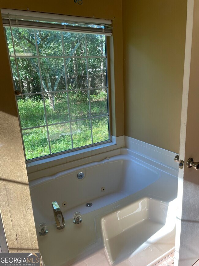 Building Photo - 108 Acorn Ct