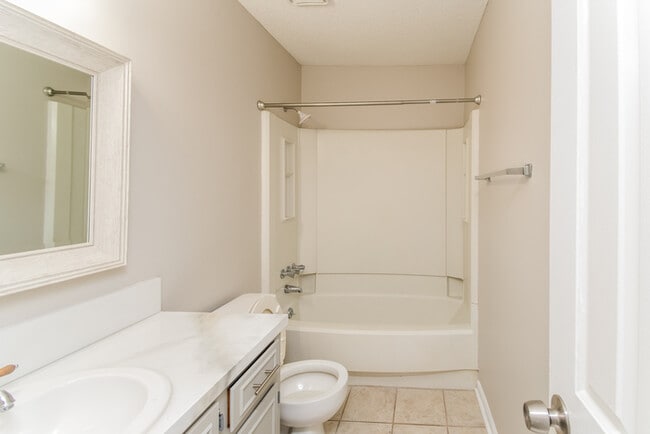 Building Photo - 10 Market Hall Ct