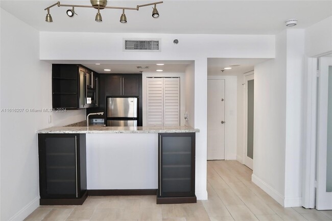 Building Photo - 540 Brickell Key Dr