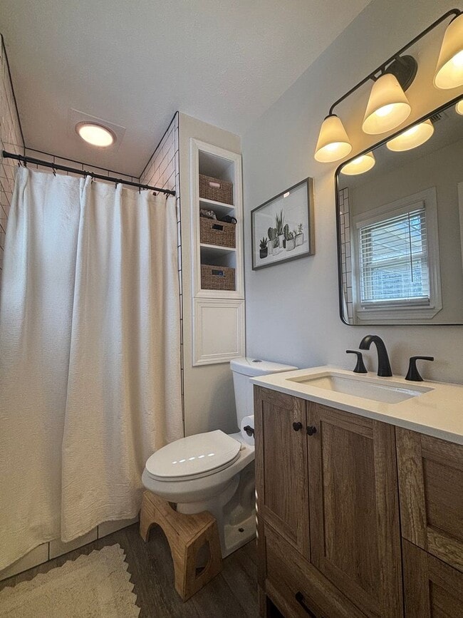 Building Photo - Lovely on Lance