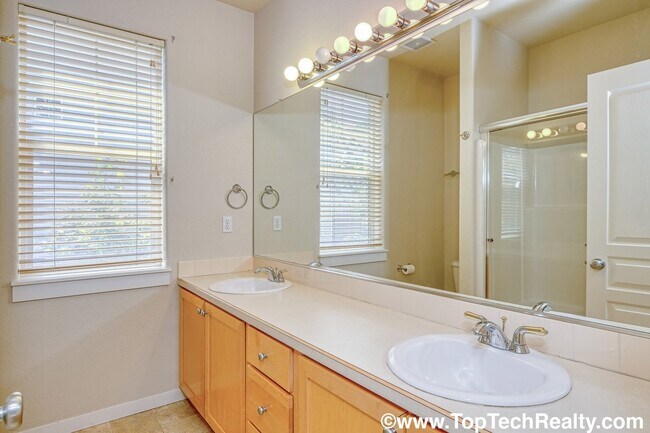 Building Photo - Delightful 3 Bed | 2.5 Bath Townhome | Beaverton | Minutes to Shopping, Dining & Parks | Prime Lo...