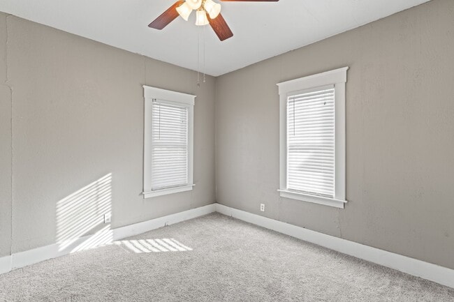 Building Photo - Charming 2 Bed, 1 Bath Lenexa Home with Modern Amenities!