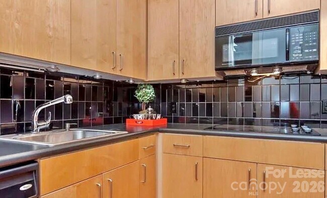 Building Photo - 2125 Southend Dr