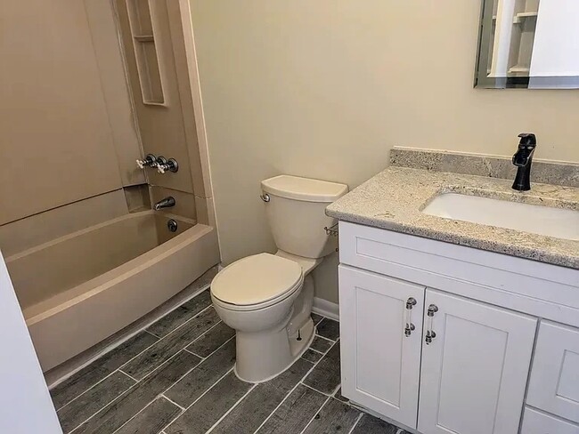 Full bath for guests - 806 Somerset Ct