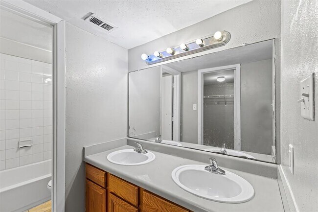 Building Photo - 9090 S Braeswood Blvd