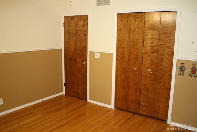 Building Photo - Spacious Ranch