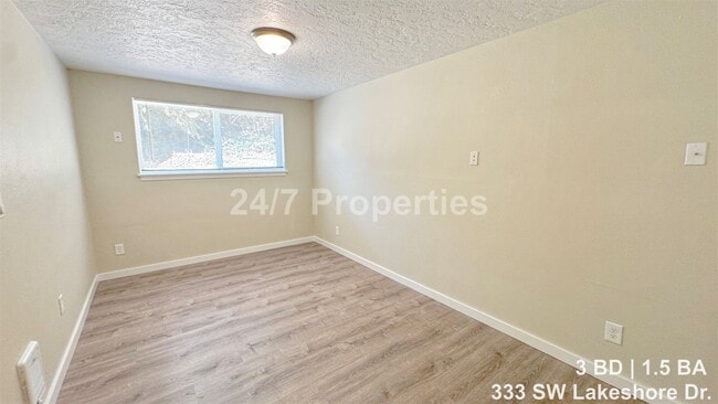 Building Photo - Freshly Updated 3 BD | 1.5 BA Unit - Downtown Estacada