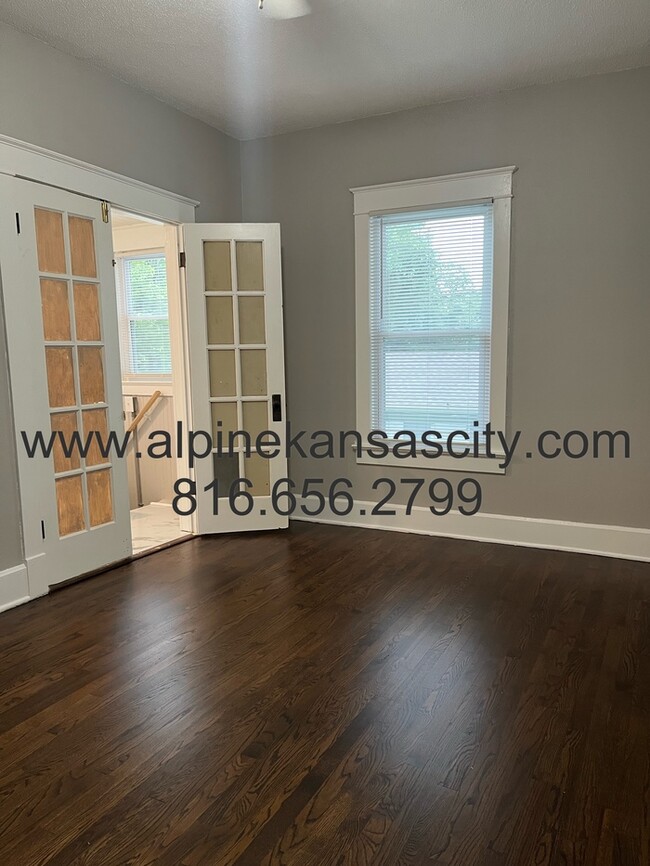 Building Photo - Updated Bungalow in Center District!