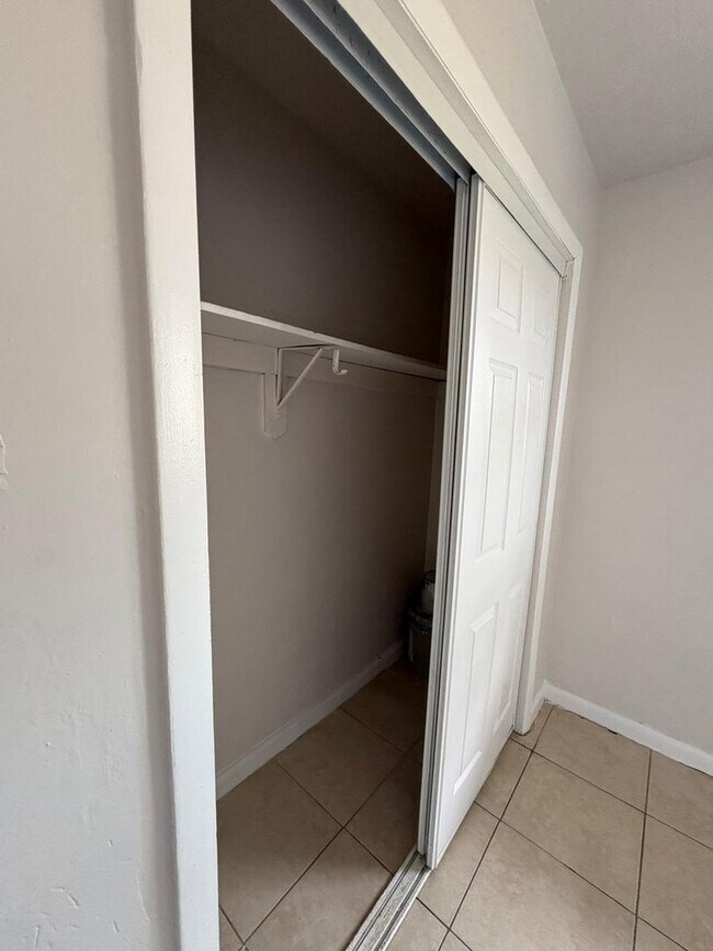 Building Photo - 900 NW