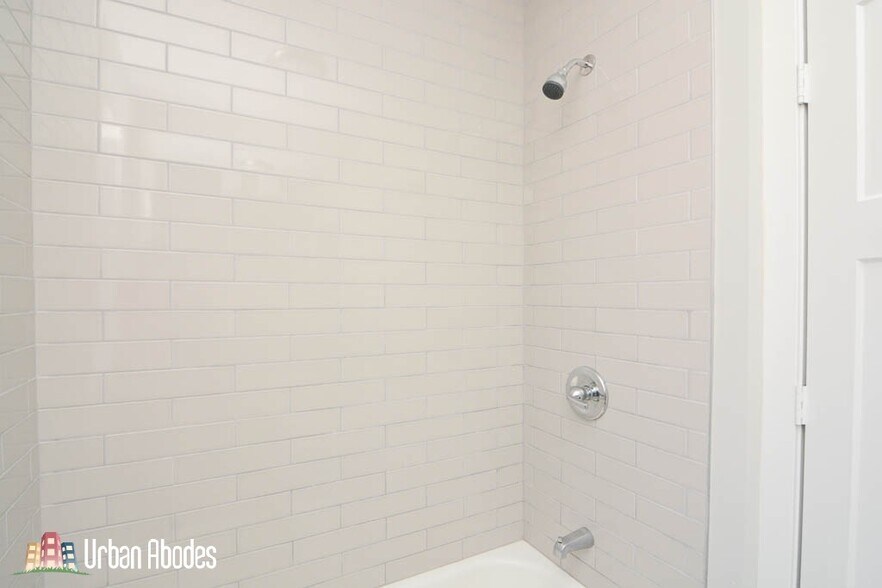 Building Photo - 709 W Brompton Ave