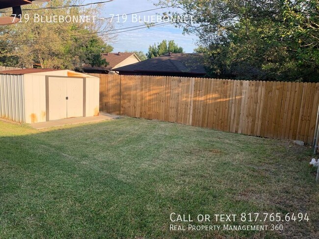 Building Photo - Freshly painted duplex in Keller ISD.