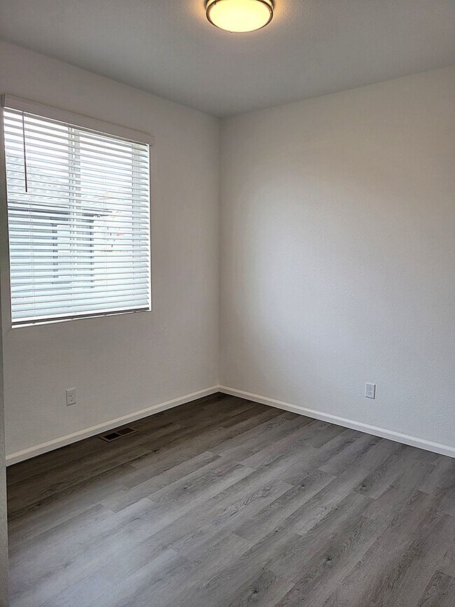 Building Photo - ALL PROSPECTIVE TENANTS MUST SUBMIT A $58 ...