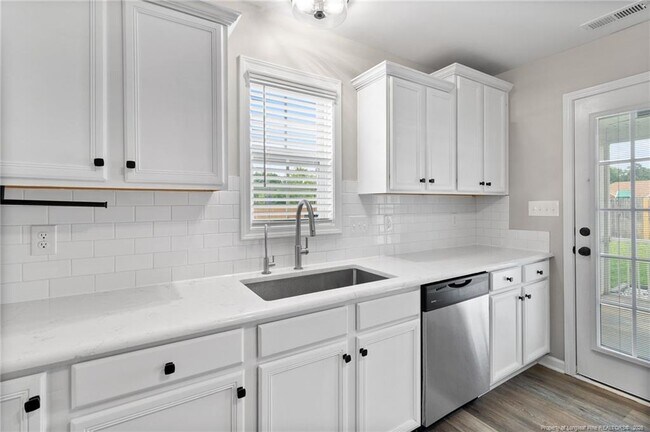 Building Photo - 118 Newport Ct