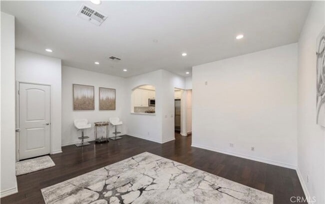 Building Photo - 31 Quartet-