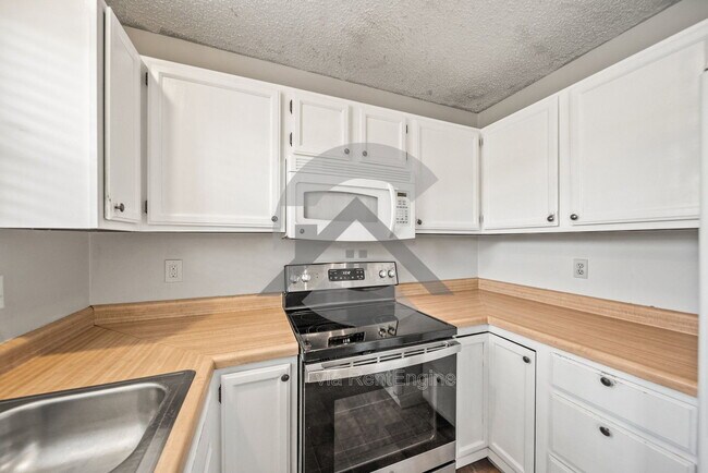 Building Photo - 9 Point W Cir