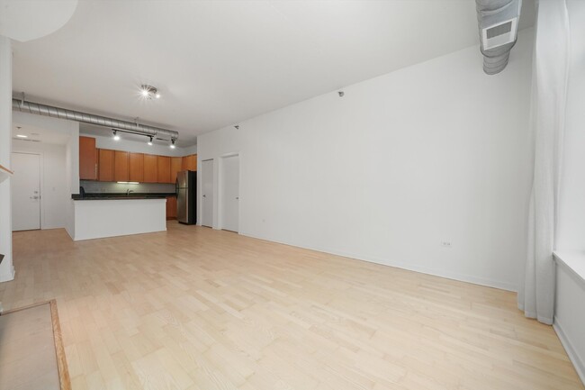 Building Photo - 909 W Washington Blvd