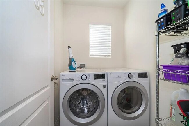 Building Photo - Clean & Newer Single Family Smart Home - N...