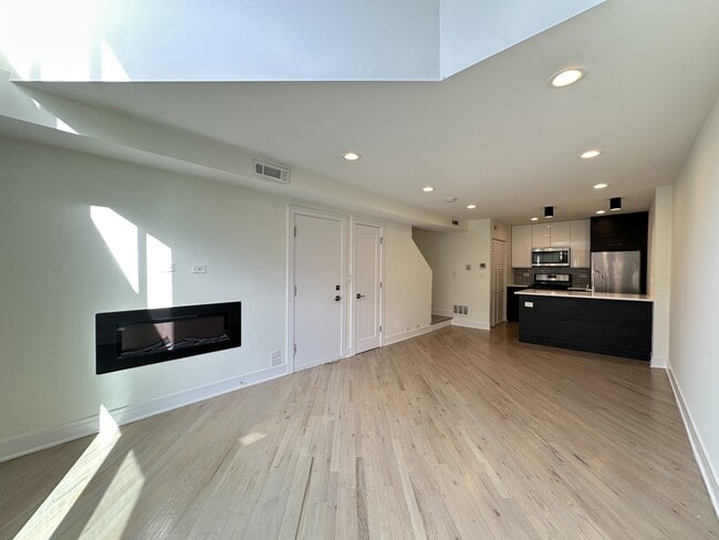 Building Photo - 949 W Grace St