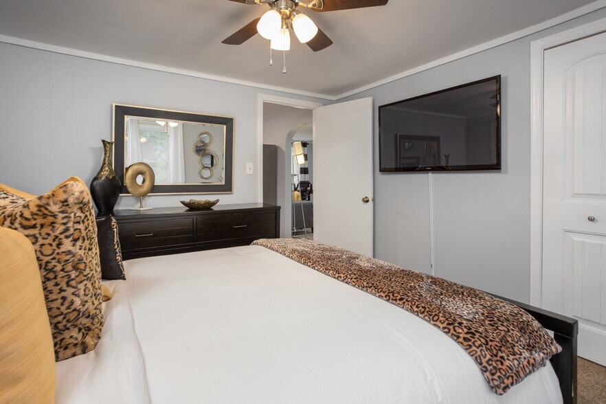 Building Photo - 723 W Mckinley St