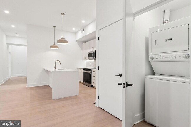 Building Photo - 30 W Allens Ln