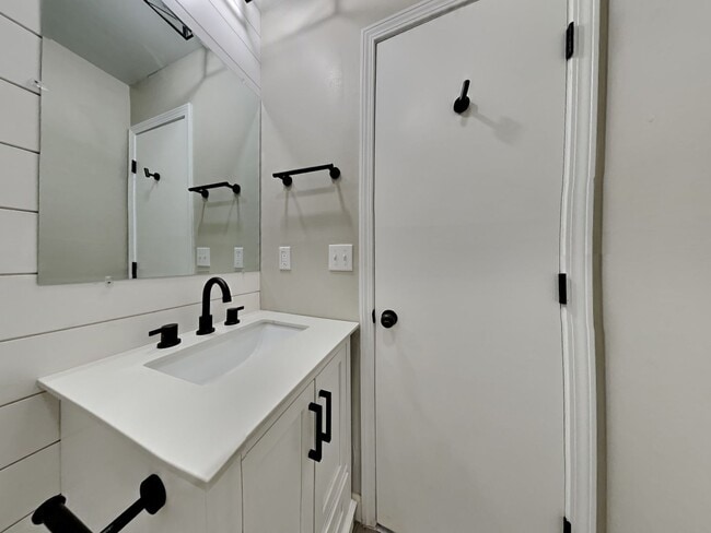 Building Photo - Charming 3-Bed, 2-Bath Home in Lee’s Summit | Cul-de-Sac, Fireplace & Fenced Yard