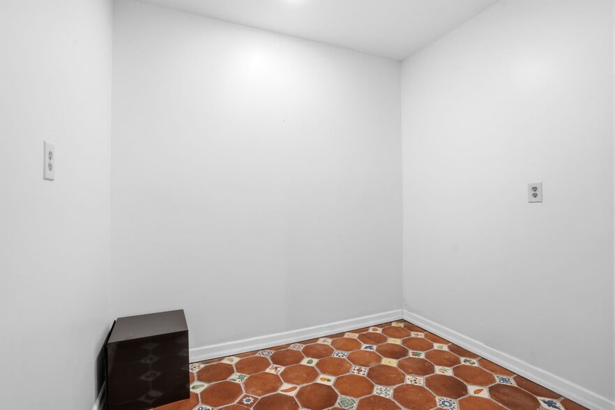 Building Photo - 244 Mathers Rd