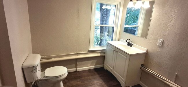 Building Photo - 4 Bedroom 1.5 Bathroom in York!
