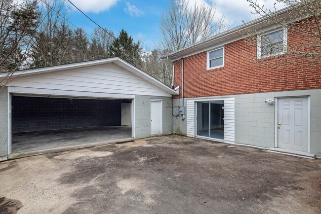 Building Photo - Nice Brick Ranch in Arden - New Back Deck!