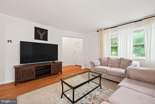 Building Photo - 139 Hawaii Ave NE