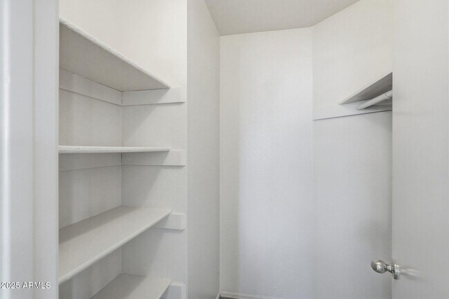 Building Photo - 7016 E Menlo St