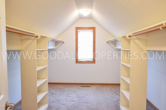 Building Photo - Executive Home with 4 Bedrooms, 2.5 Bath I...