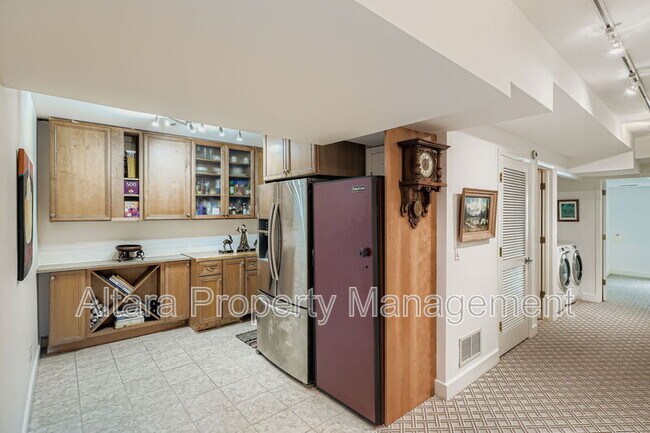 Building Photo - 287 S Holly St