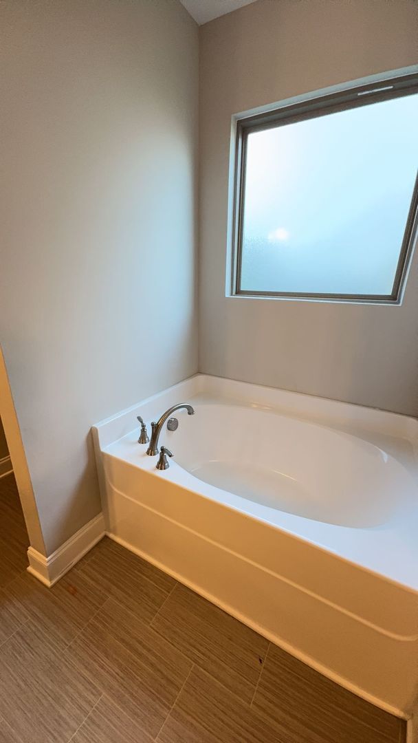 Building Photo - AVAILABLE NOW!! Beautiful 4 bd in Cambridg...