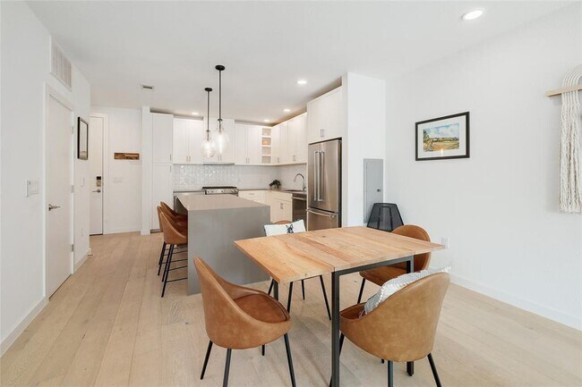 Building Photo - 1600 S 1st St