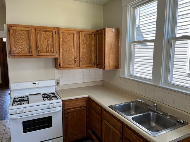 Building Photo - **REMODELED 4-BEDROOM/2-BATH HOUSE IN NORT...