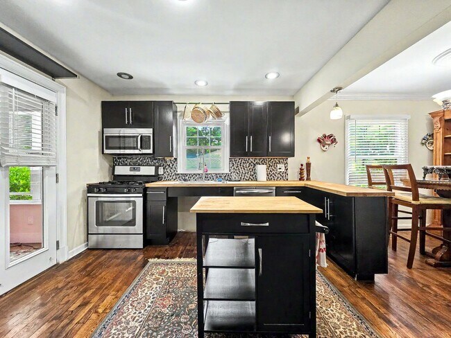 Building Photo - 1804 Sumter St NW