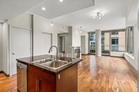 Building Photo - 910 Lenora St