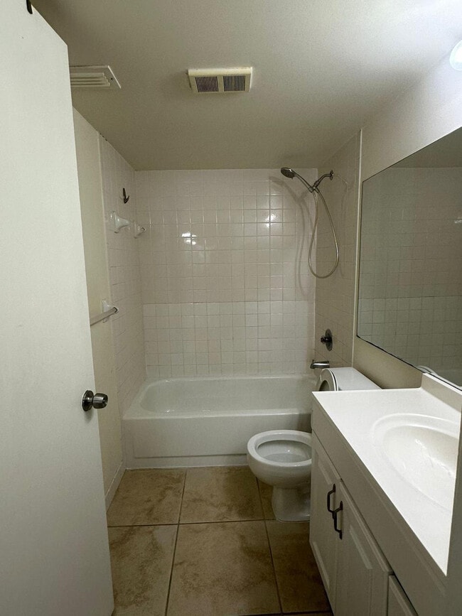 Building Photo - 640 S Park Rd