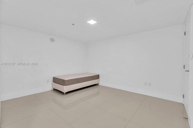 Building Photo - 400 Sunny Isles Blvd